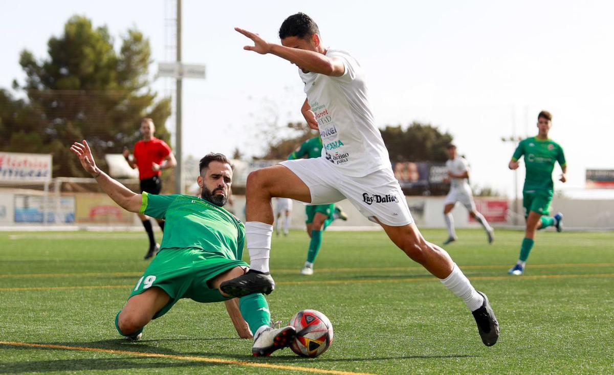 Lance del encuentro disputado entre la Peña Deportiva y el Cerdanyola en Santa Eulària. | TONI ESCOBAR