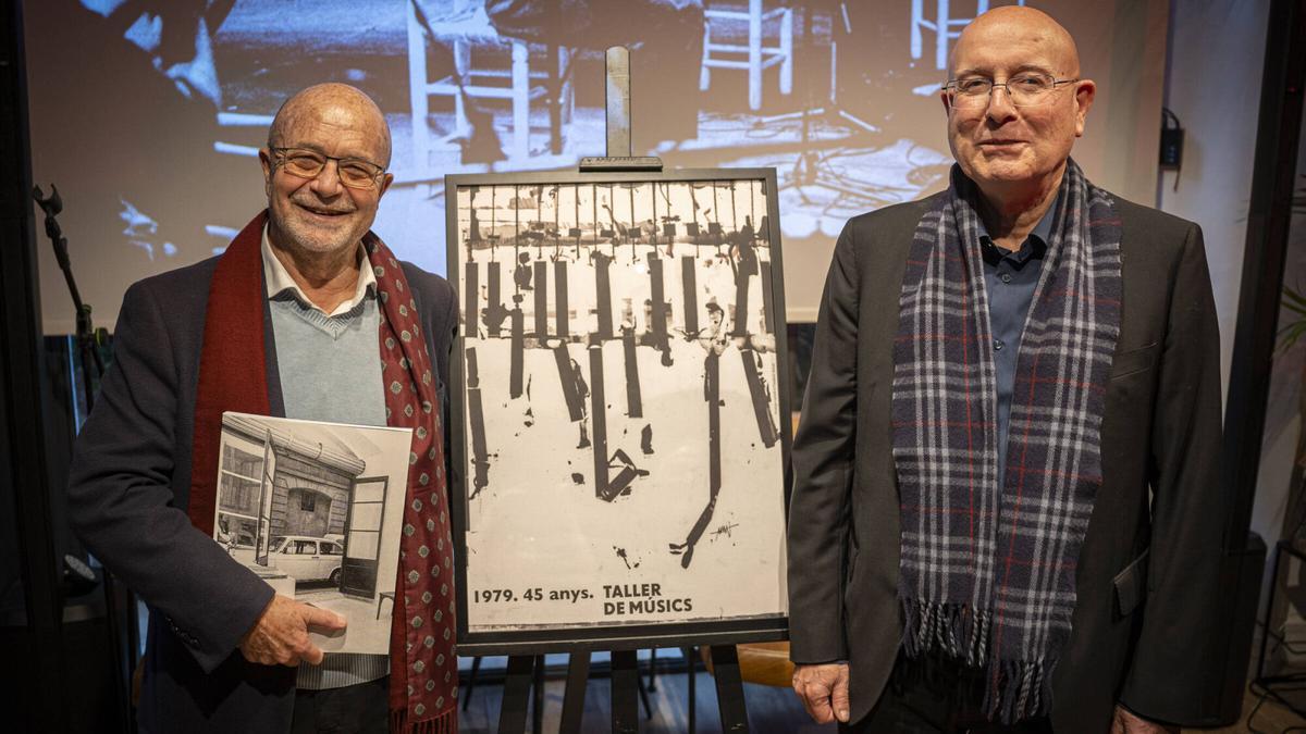 Lluís Cabrera, el ya expresidente del Patronato de la Fundació del Taller de Músics, junto a su sucesor, el exconseller de Cultura Joan Manuel Tresserras, este viernes en la librería Byron.