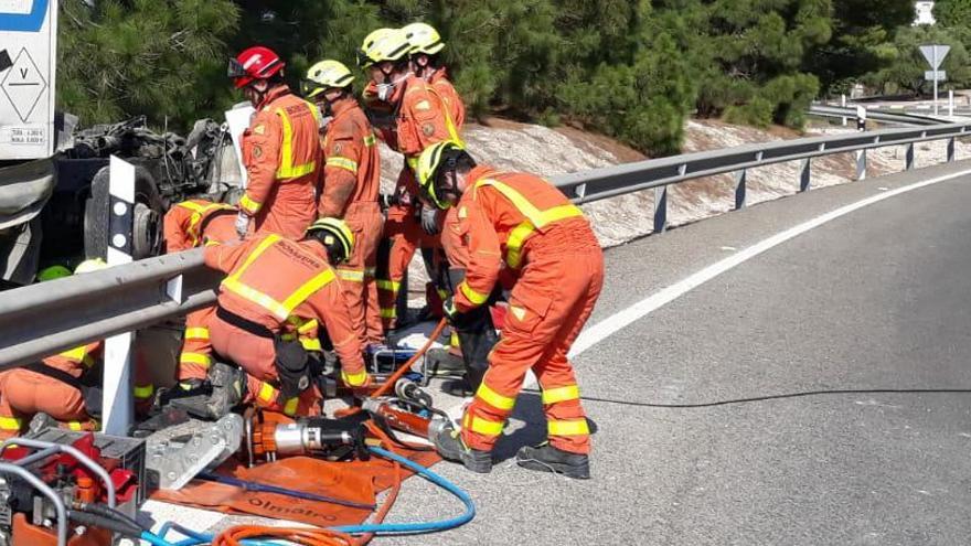 Fallece un camionero al chocar contra la mediana de la A-7 a la altura de Albaida