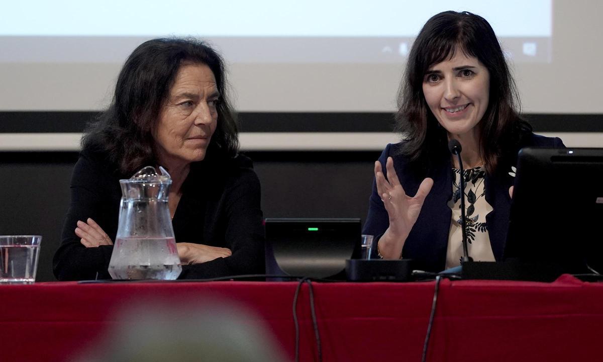 África Espíldora García y Ana Diéguez-Rodríguez, del Instituto Moll, durante su ponendia en torno al artista flamenco Jacob van Battel.