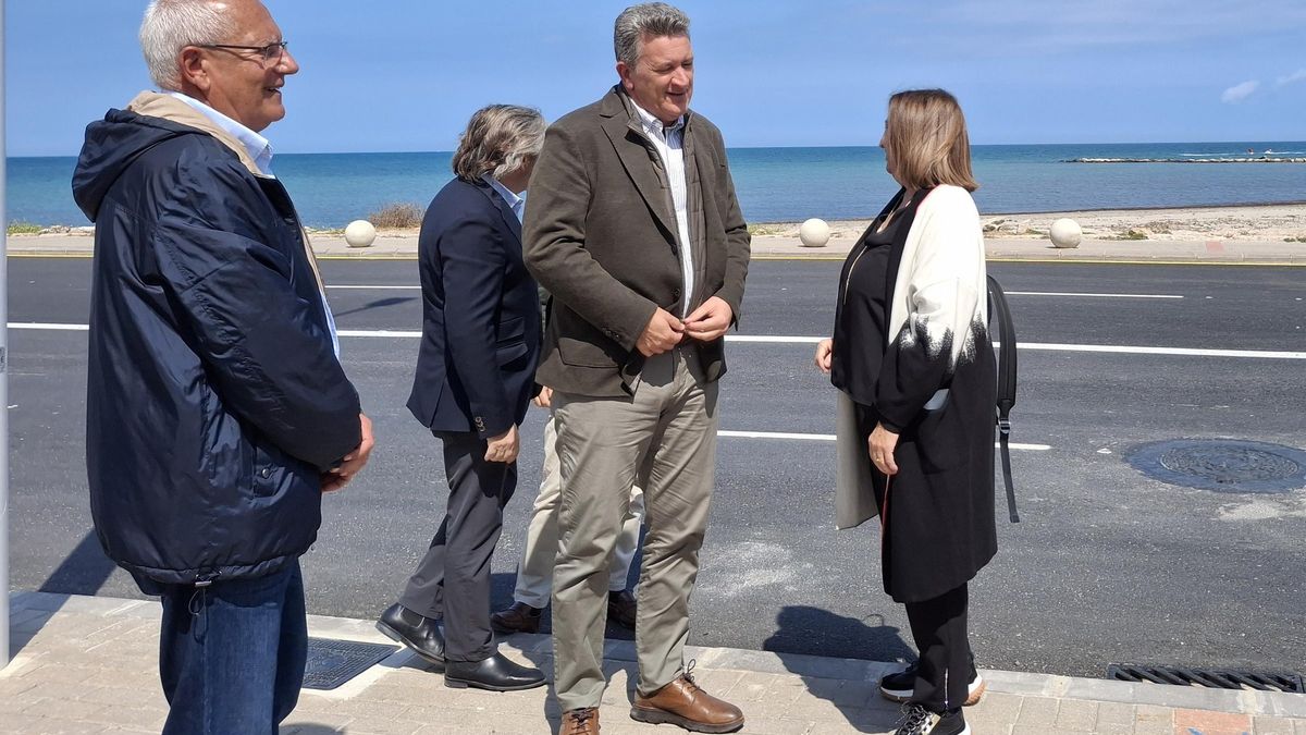 El alcalde y el conseller en una visita de este último al puerto de Dénia; el gobierno local le exige una reunión urgente