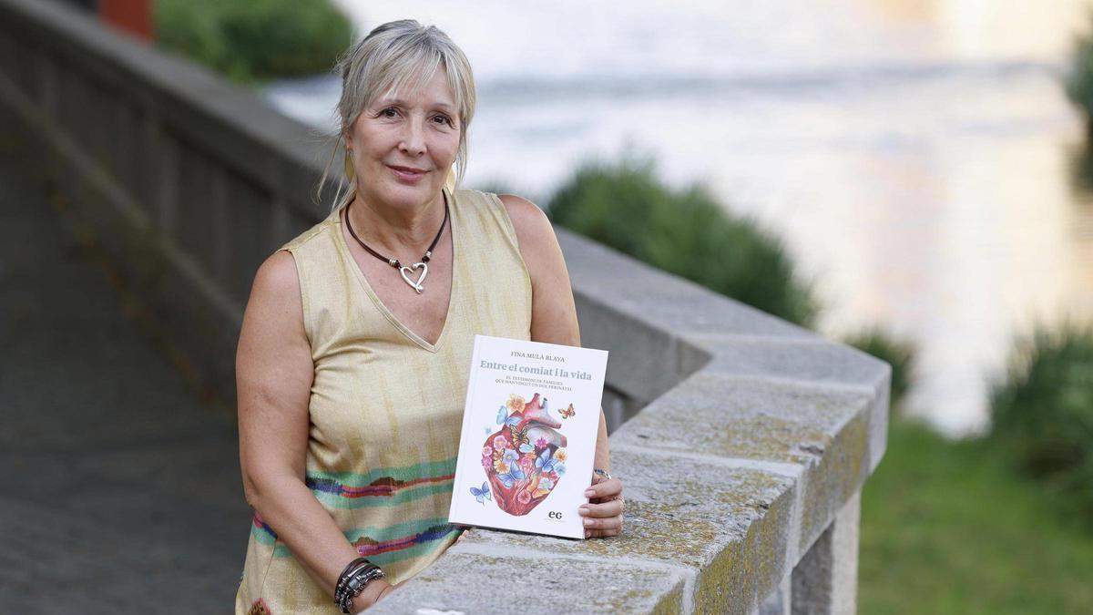 Fina Mulà, autora del llibre, al centre de Girona.