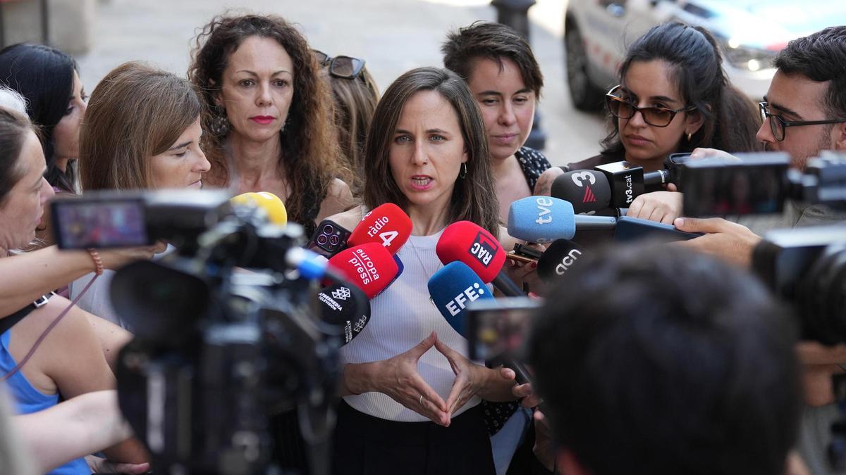 La secretaria general de Podemos, Ione Belarra, atiende a los medios de comunicación ante el Parlament de Catalunya, a 17 de julio de 2025, en Barcelona, Catalunya (España).