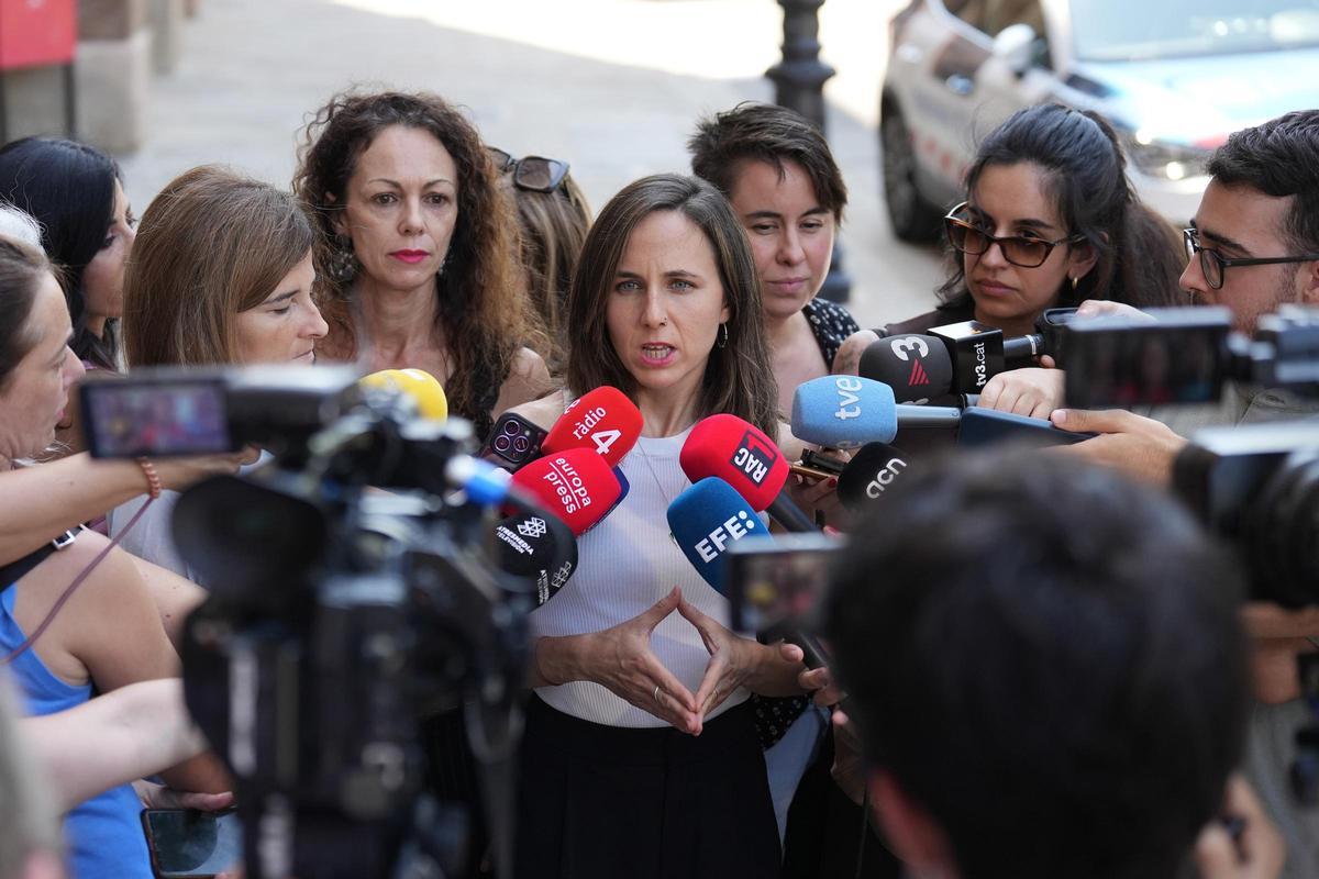 La secretaria general de Podemos, Ione Belarra, atiende a los medios de comunicación ante el Parlament de Catalunya, a 17 de julio de 2025, en Barcelona, Catalunya (España).