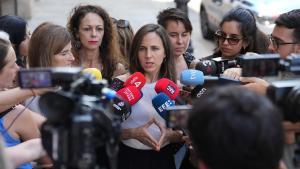 Archivo - La secretaria general de Podemos, Ione Belarra, atiende a los medios de comunicación ante el Parlament de Catalunya, a 17 de julio de 2025, en Barcelona, Catalunya (España).