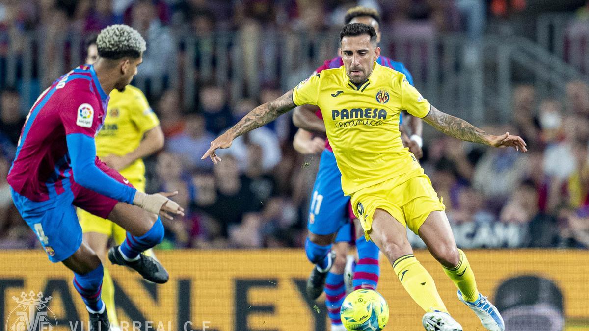 Alcácer intenta desbordar ante la presencia de Araujo.