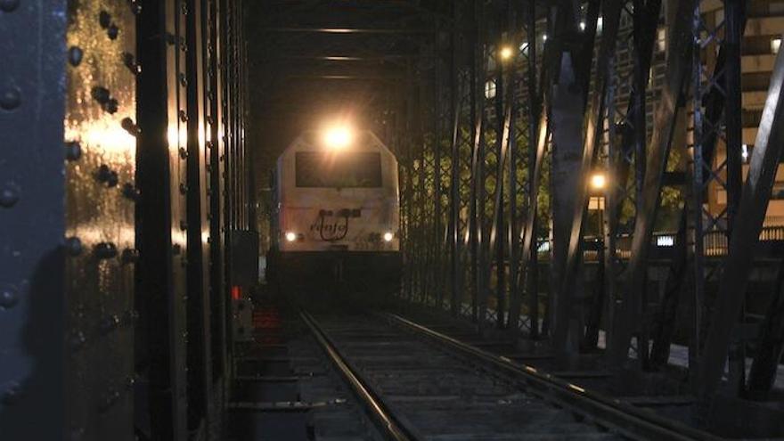 Últimas pruebas antes de la recuperación del servicio ferroviario del Puerto. Una locomotora de la serie 333 avanza por el puente de hierro del Puerto ha sido restaurado hace poco.