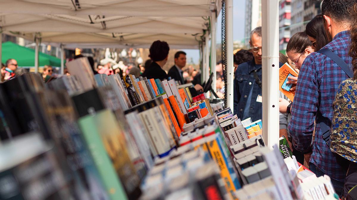 Tarragona también vive Sant Jordi entre librerías, paseos y ambiente cultural en el corazón de la ciudad.