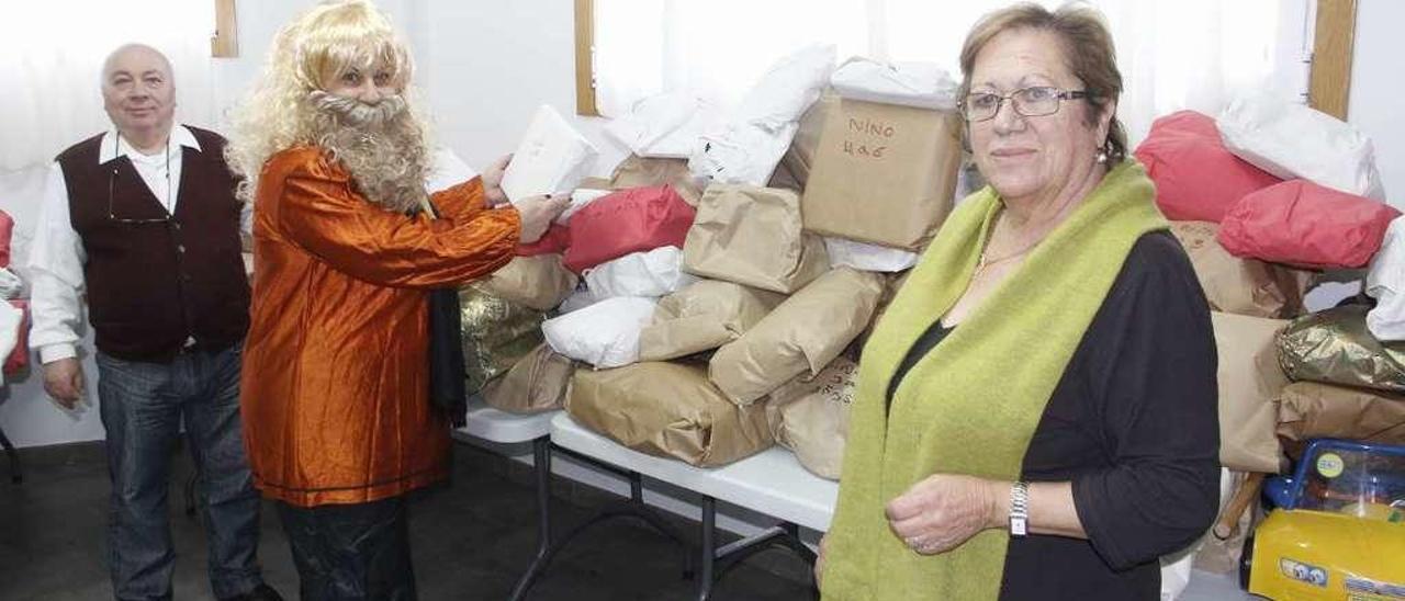 Ángela Rodas (derecha) en el comedor social con paquetes de regalos para repartir. // Santos Álvarez