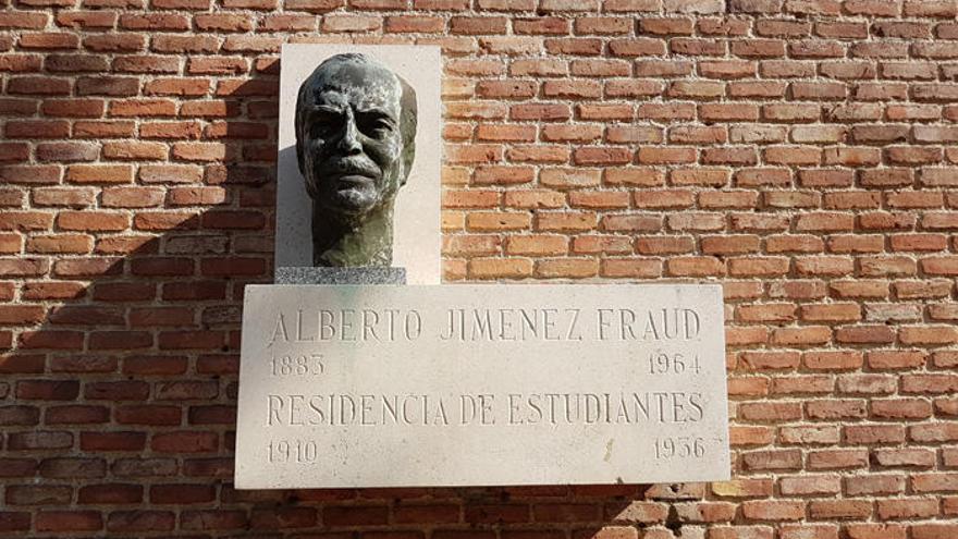 Junto a estas líneas, busto de Jiménez Fraud en la Residencia de Estudiantes; en la página siguiente, retratos del malagueño y una imagen de la presentación madrileña de «Epistolario».