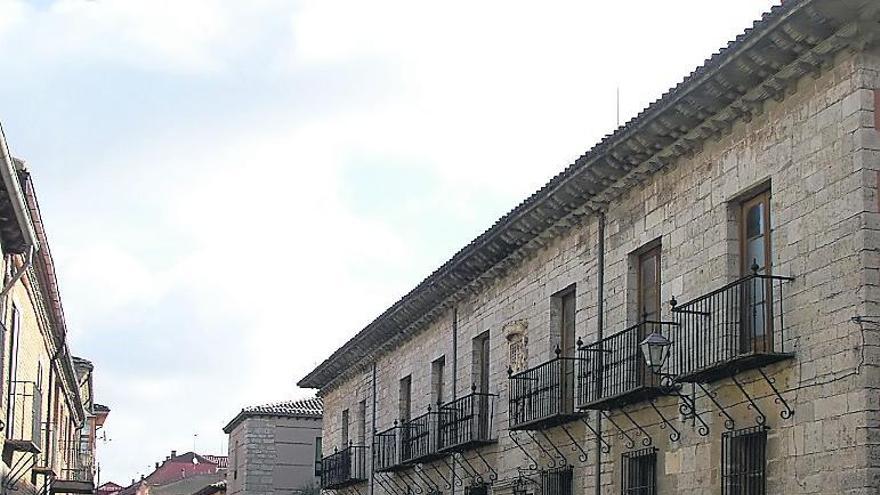 Dos vecinas pasean por las inmediaciones del palacio de Valparaíso.