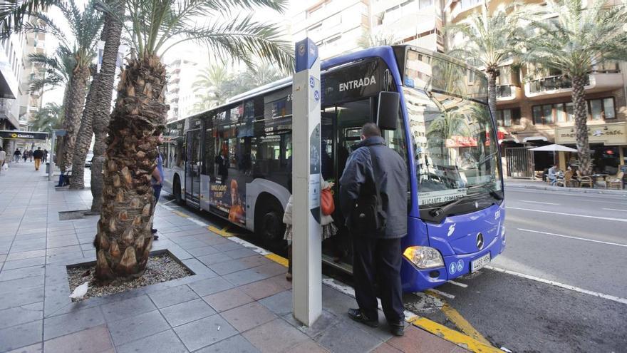 Denuncian el recorte de los servicios de autobús a los hospitales de Alicante y Sant Joan