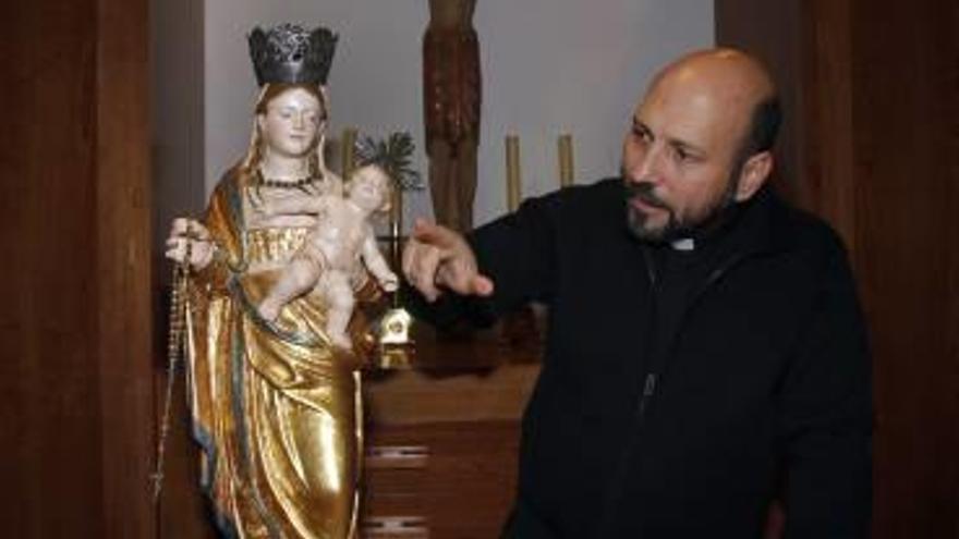 Martín junto a una talla de la Virgen del Rosario tras restaurada.