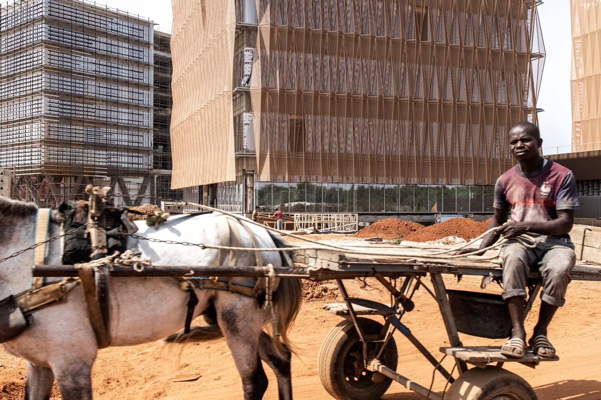 Estos son los trabajadores que construyen la nueva ciudad de Diamniadio (Senegal)