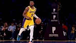 El base de los Lakers, Bronny James, jugando ante los Milwaukee Bucks