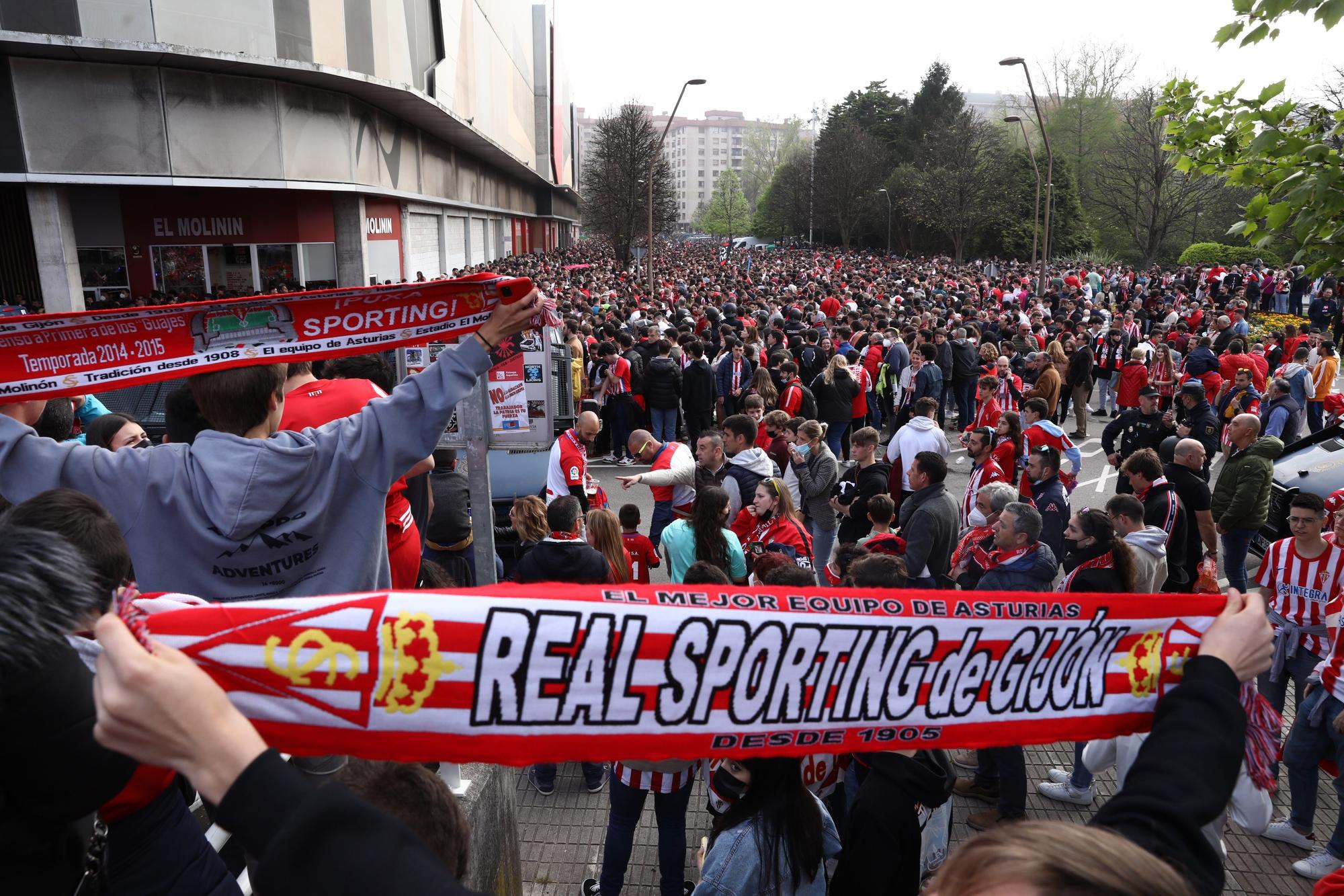 EN IMÁGENES: Así fue el recibimiento al autobús del Sporting en El Molinón