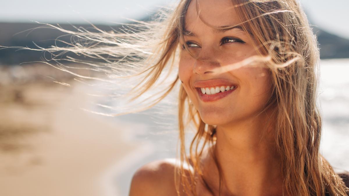 El spray de sal que necesitas para lograr en tu pelo el ansiado efecto playa
