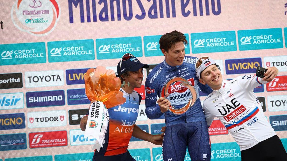 El podio de 2024: Pogacar (izquierda9, Philipsen (centro) y Mathews.
