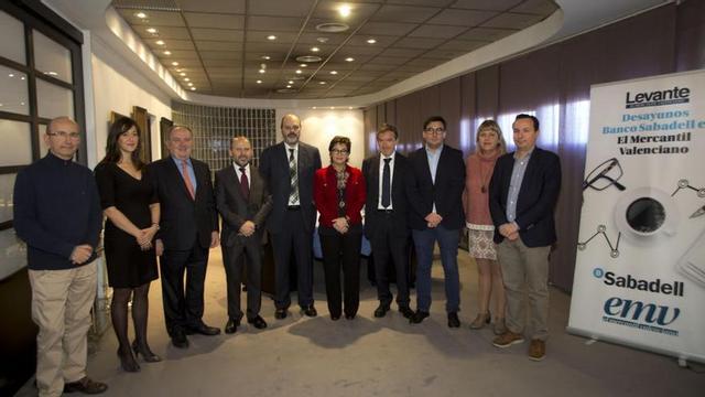 De izquierda a derecha, Joaquín Ballester, gerente de la asociación de empresas de Fuente del Jarro (Asivalco); Romina Moyá, gerente de la Asociación de Parques y Polígonos Industriales de Almussafes; Santiago Salvador, presidente de Asivalco; Luis Serra, director de colectivos profesionales y agentes de Banco Sabadell; Jaime Abella, director general de gestión de EPI en València; Blanca Marín, secretaria autonómica de Economía Sostenible, Sectores Productivos y Comercio; Pedro Lizondo, director de banca de empresas de València de Banco Sabadell; Carlos González-Triviño, abogado; Isabel Olmos, subdirectora de Levante-EMV y Diego Romá, gerente de Fepeval.