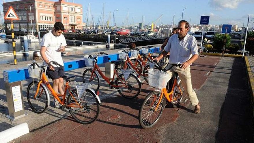 Parada del servicio municipal de bicicletas junto al Real Club Náutico, en una imagen tomada ayer. / víctor echave