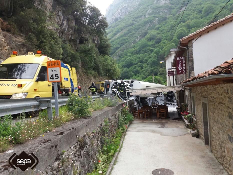 Accidente de un camión en Peñamellera