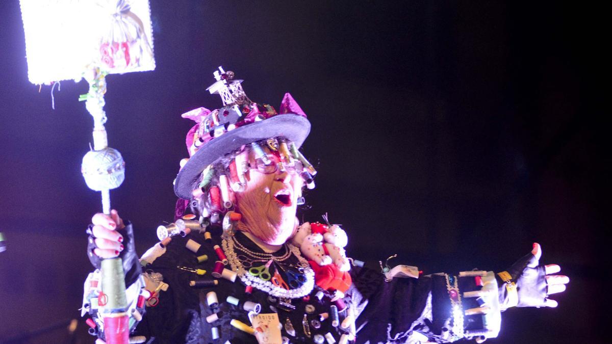 Fiesta choqueira en la calle de la Torre el Martes de Carnaval.