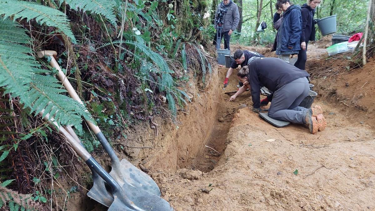 Trabajos de exhumación en la fosa de El Corralín, en Piloña.