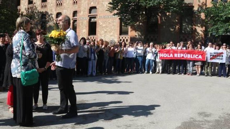 Els treballadors de Salut van rebre Vergés amb un ram groc i una pancarta a favor de la llibertat dels presos