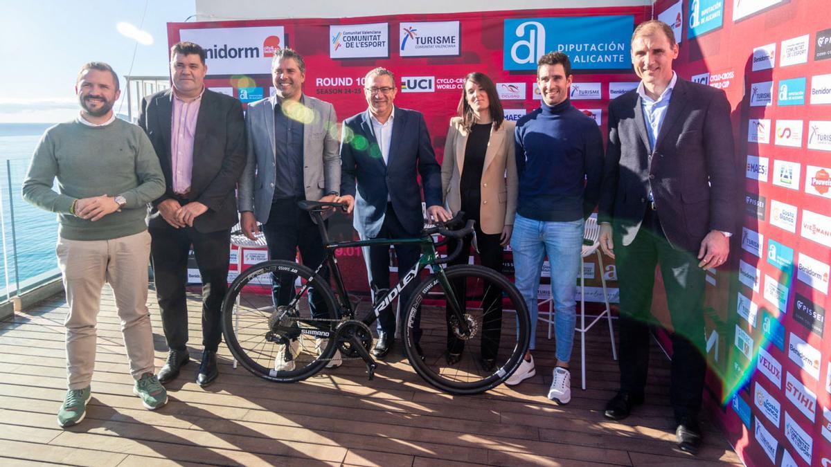 De izquierda a derecha: Javier Jordá, Concejal de Deportes del Ayuntamiento de Benidorm; José Enrique Gutiérrez, Vicepresidente de la RFEC y Presidente de la FCCV; Pascual Momparler, CEO de Momparler Cycling; Toni Pérez, Alcalde de Benidorm y Presidente de la Diputación de Alicante; Magdalena Castillo, Directora de Producción de Momparler Cycling; Felipe Orts, Campeón de España y Subcampeón de Europa de Ciclocross; y Luis Cervera, Director General d'Esport de la Generalitat Valenciana.