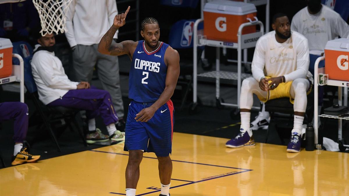 Kawhi Leonard en una acción durante un partido ante los Lakers