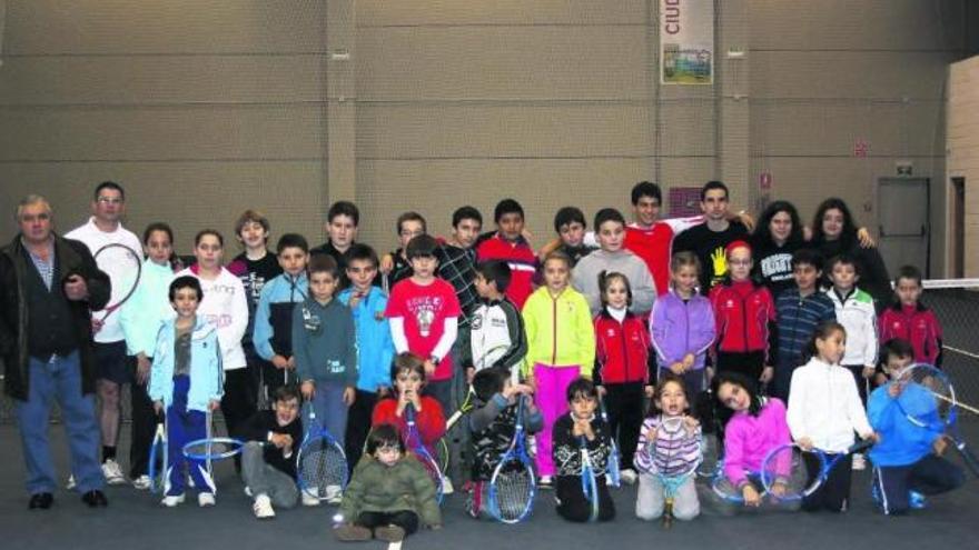 El numeroso grupo de niños y niñas que se forman en las instalaciones del centro de Riquela, en Turón, bajo la dirección de Neyo y con la ayuda de expertos profesores. /  J. R. SILVEIRA