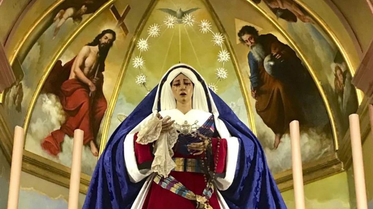 La Virgen de la Estrella en su camarín, con las nuevas pinturas al fondo.