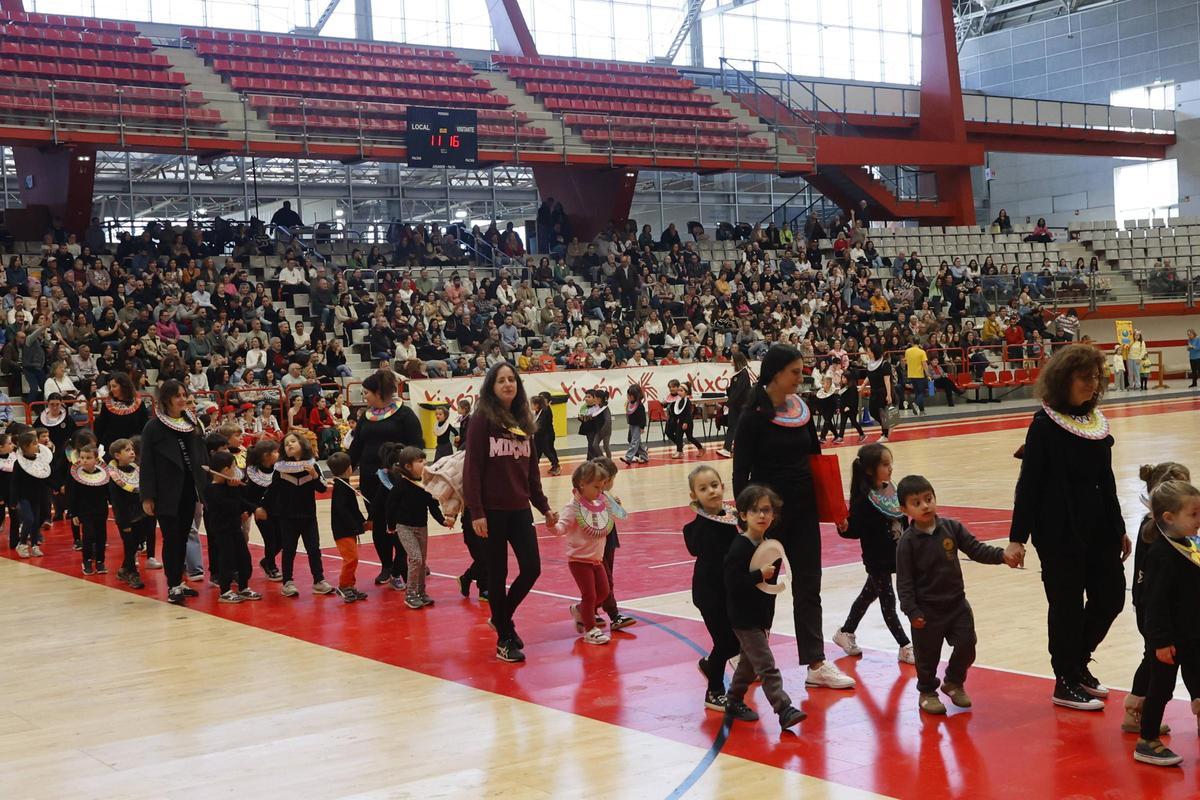 «Mandilones de colores» clama en Gijón por la diversidad y paz: en imágenes