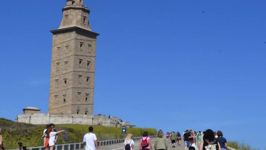 Turistas en la Torre, el pasado julio. |   // VÍCTOR ECHAVE