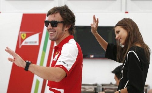 Alonso, junto a su novia en Japón