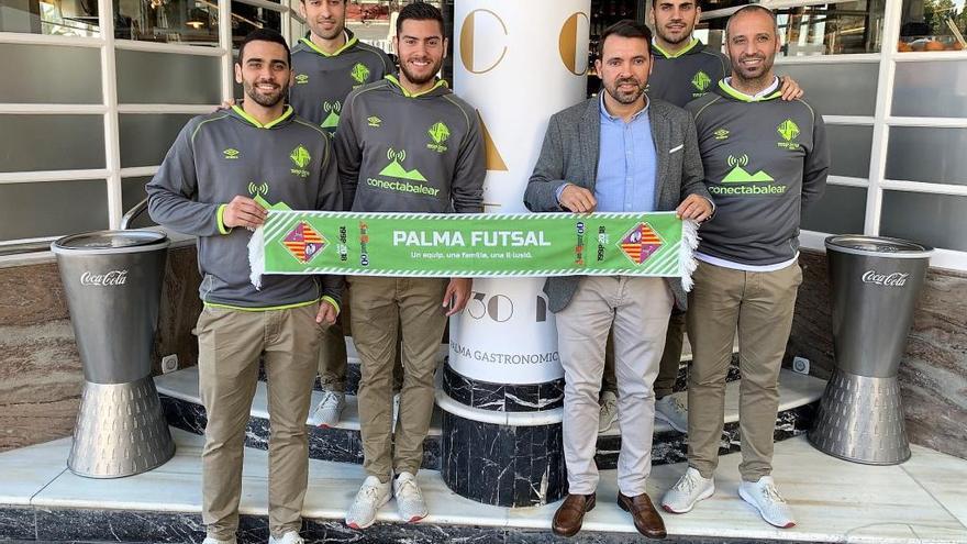 Los jugadores, tÃ©cnico y director deportivo del Palma piden ael paoyo de la aficiÃ³n.