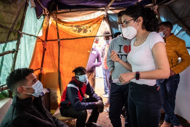 Protesta ante el campamento de Las Raíces por parte de migrantes y activistas