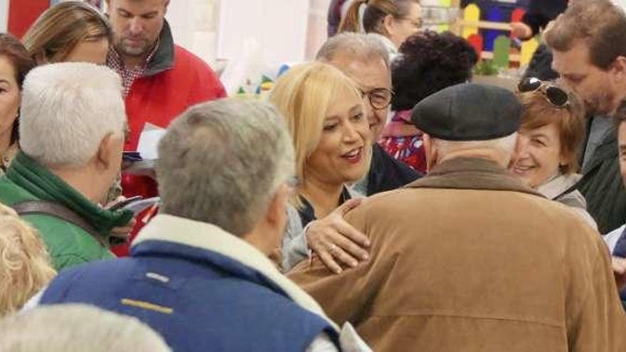 Elena Muñoz, ayer, durante un reparto electoral en O Calvario. // FdV