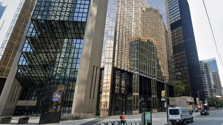 Amancio Ortega compra un icónico rascacielos de ‘oro’ en el centro de Toronto por más de 800 millones