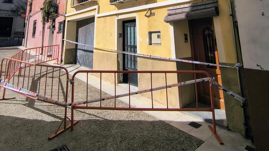 La entrada a la vivienda ha sido vallada y balizada por la Policía Local.