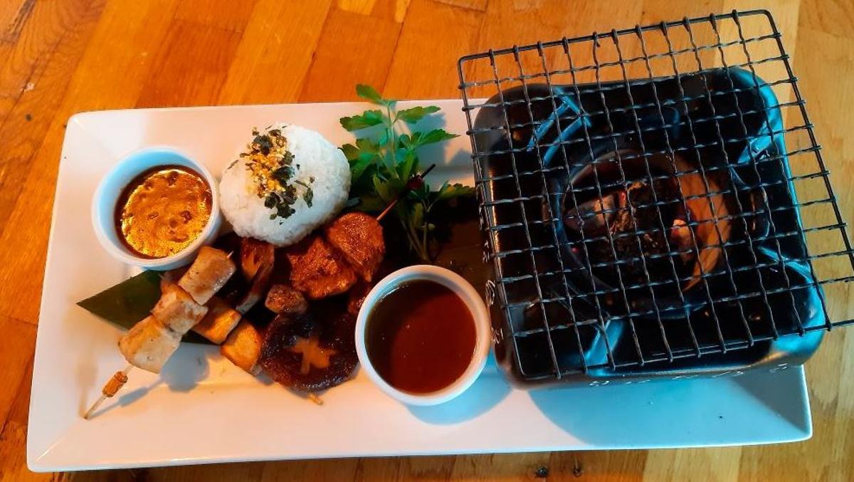 Robata mit Huhn- und Rinderspießchen und japanischer Currysauce