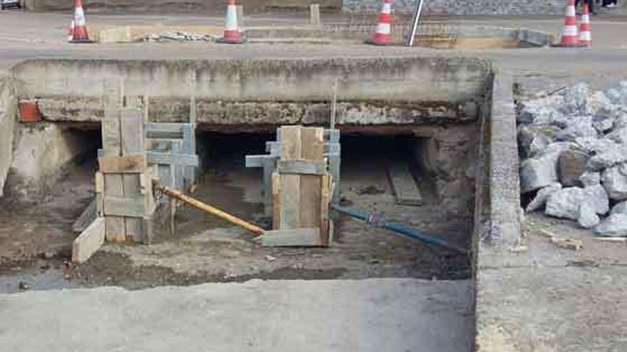 La Junta construye estos días un pequeño puente en Pajares.