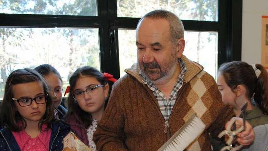 Alumnos de Culleredo visitan el apiario urbano del jardín botánico