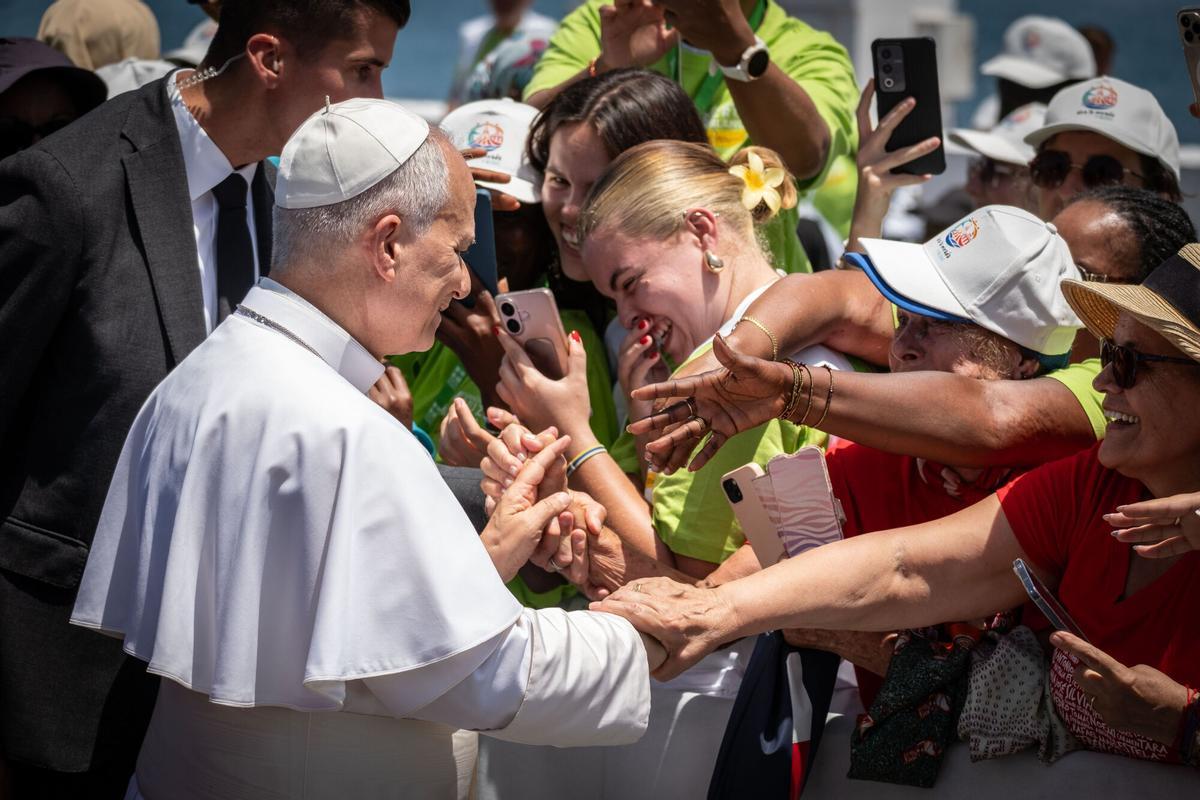 El papa saluda en Arguineguín al público, compuesto por migrantes y personas que trabajan en la atención a los migrantes.