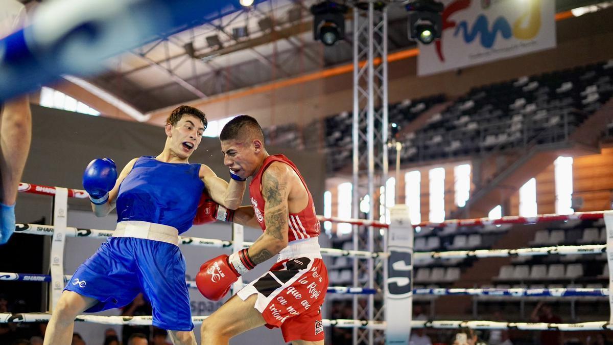 Carlos Díaz golpea a su rival durante el combate por el oro.