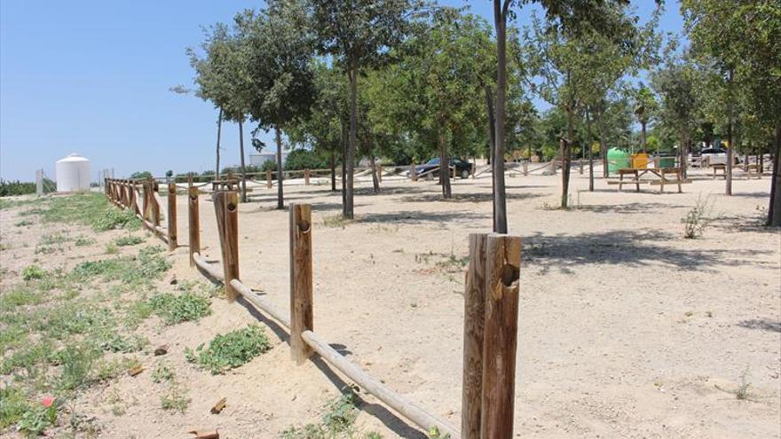 Destrozan parte de las vallas del merendero de la antigua estación