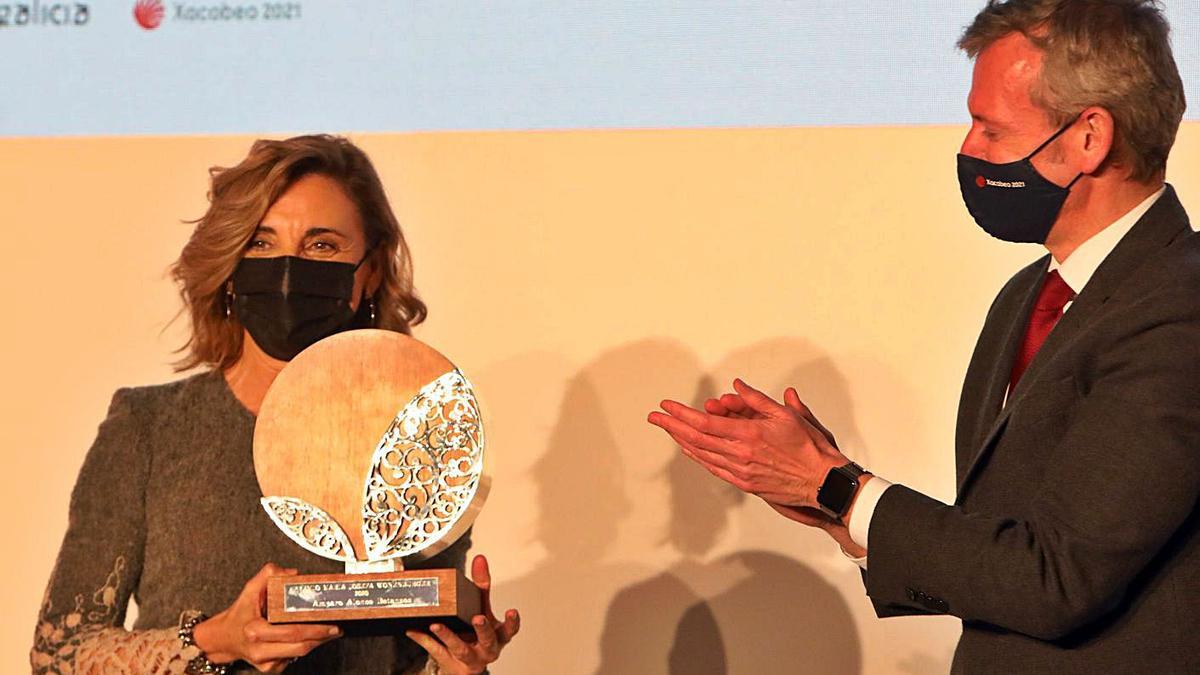 La ingeniera viguesa Amparo Alonso recoge el premio de manos de Alfonso Rueda. |   // XOÁN ÁLVAREZ