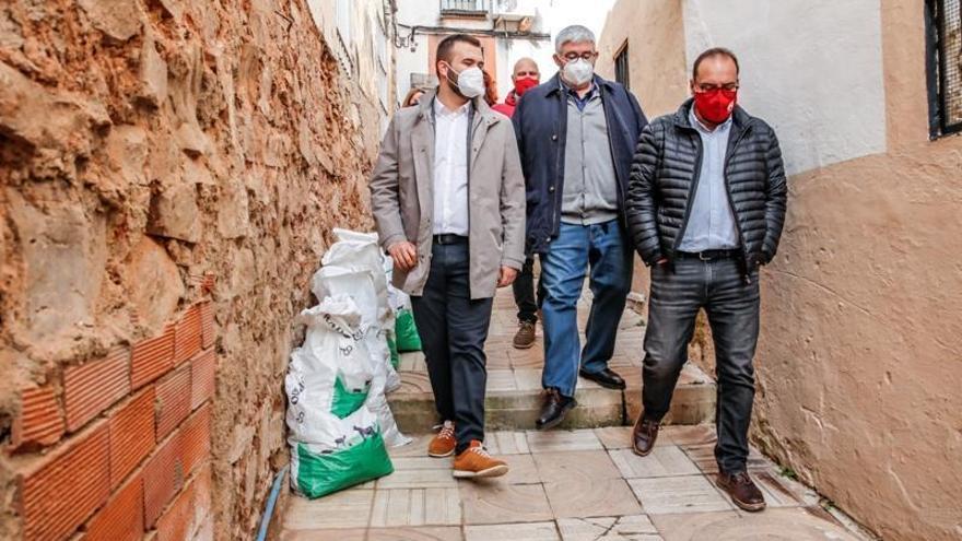 Comienzan a limpiar la calle Castillo pero los vecinos creen que no es suficiente