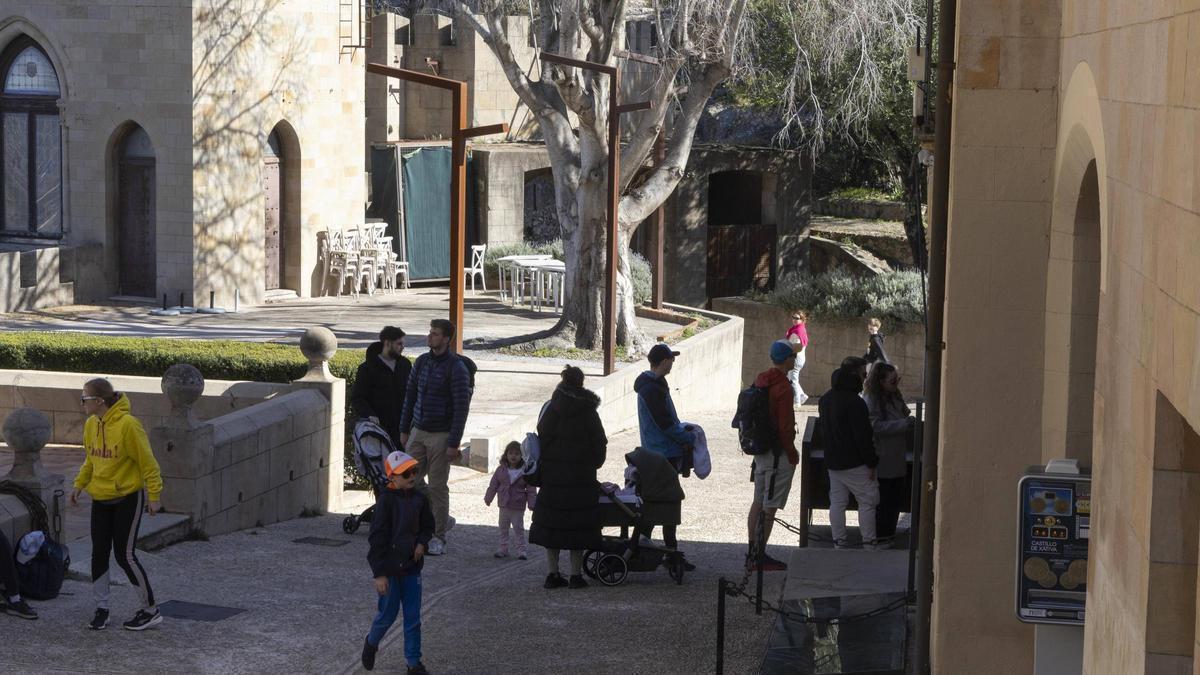 Visitantes en el castillo de Xàtiva, en una imagen reciente.
