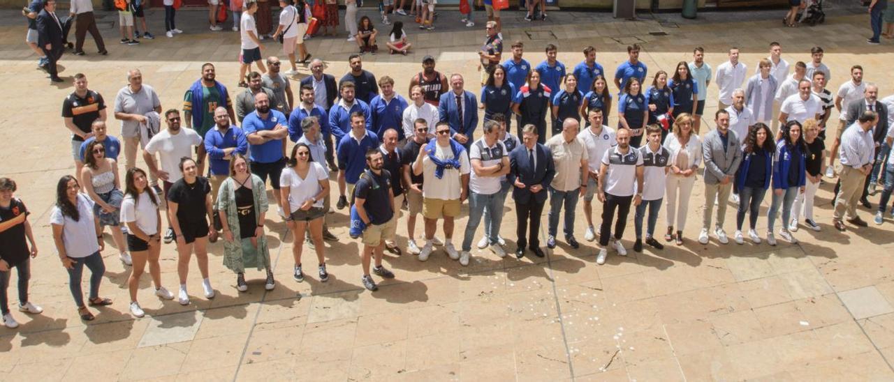 Los integrantes de los ocho equipos, recibidos ayer por el alcalde de Oviedo, Alfredo Canteli, en el centro de la imagen, en la plaza del Ayuntamiento. | Jaime Casanova